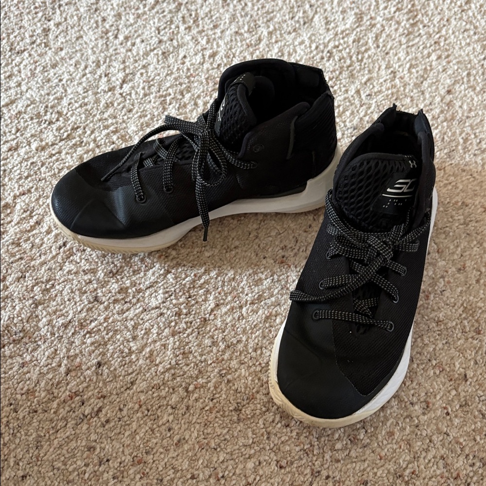 Under Armour Young Men’s Older Boys Shoes Great Condition Basketball Shoes 5Y